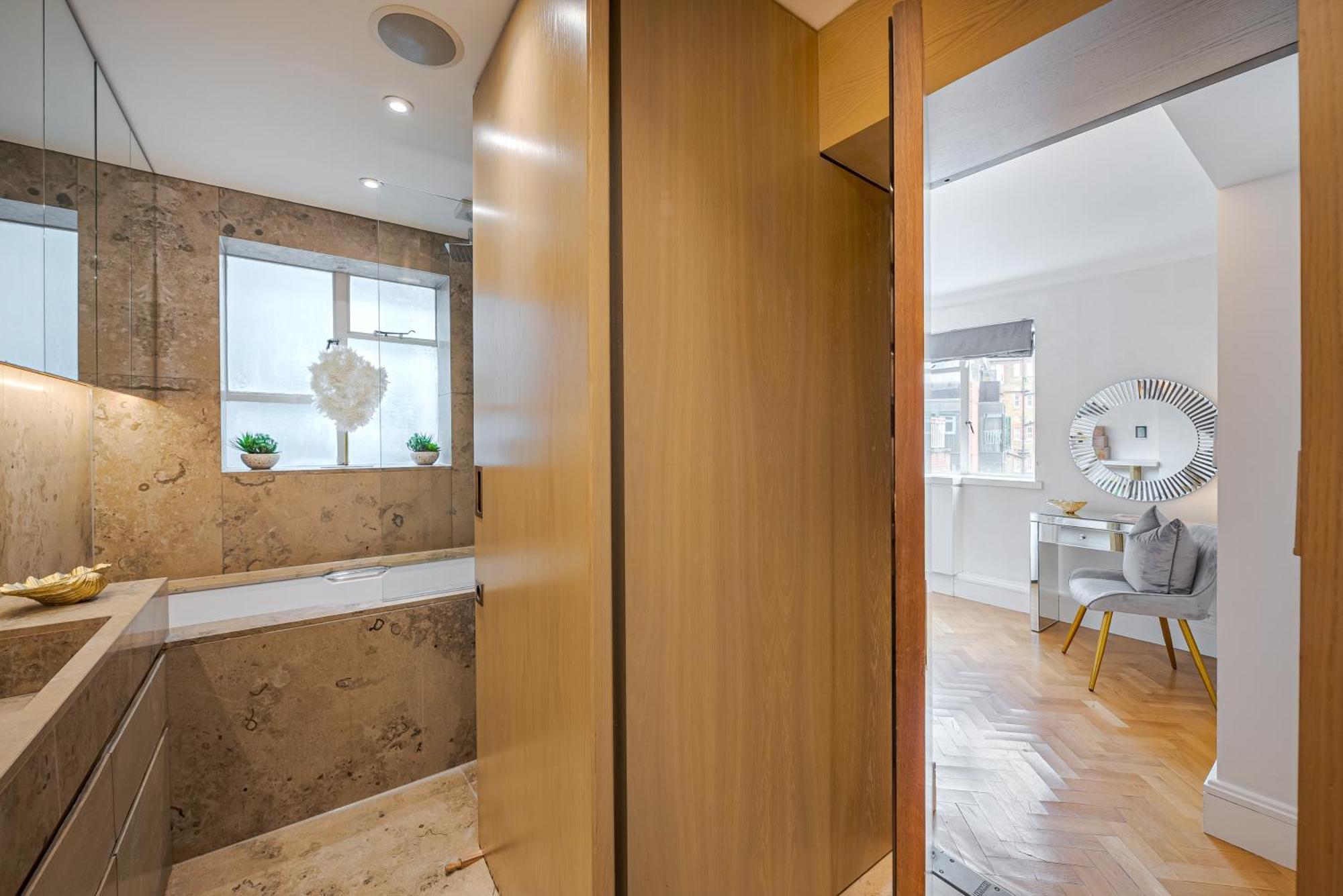 Charming 2 Bed Flat In Knightsbridge Balcony View Of Harrods London