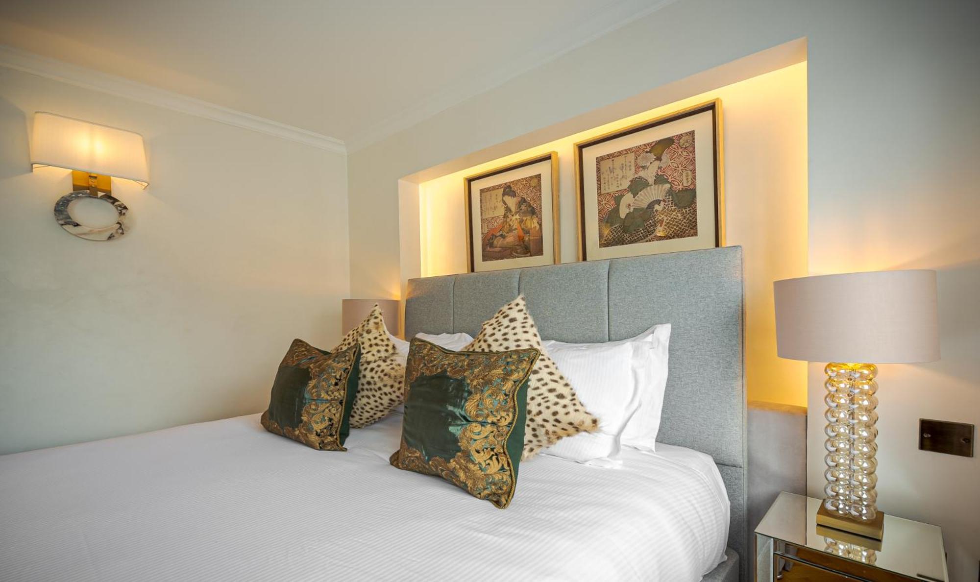 Modern Knightsbridge With Balcony Overlooking Harrods Prime Location Apartment London