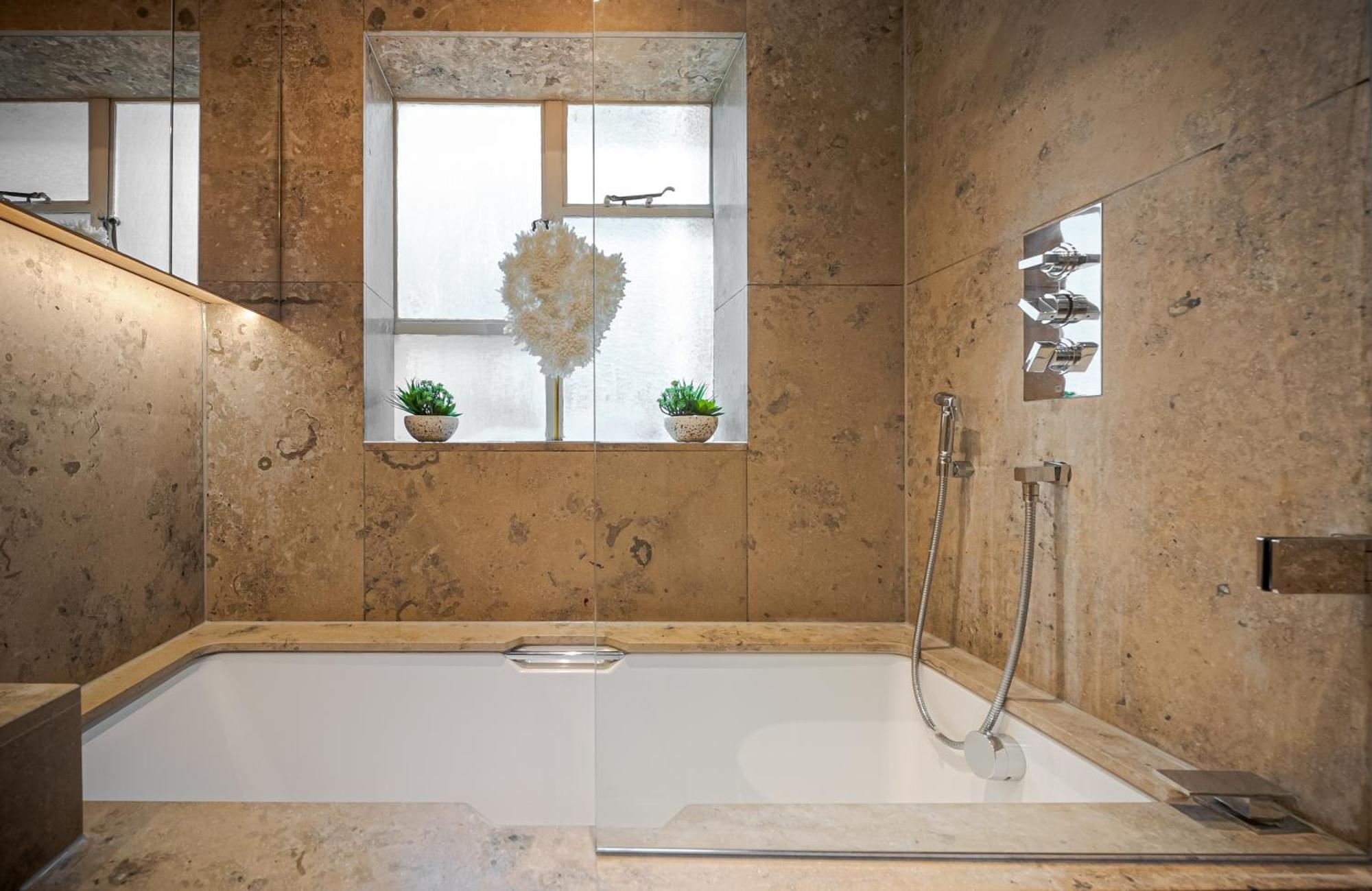 Apartment Modern Knightsbridge With Balcony Overlooking Harrods Prime Location
