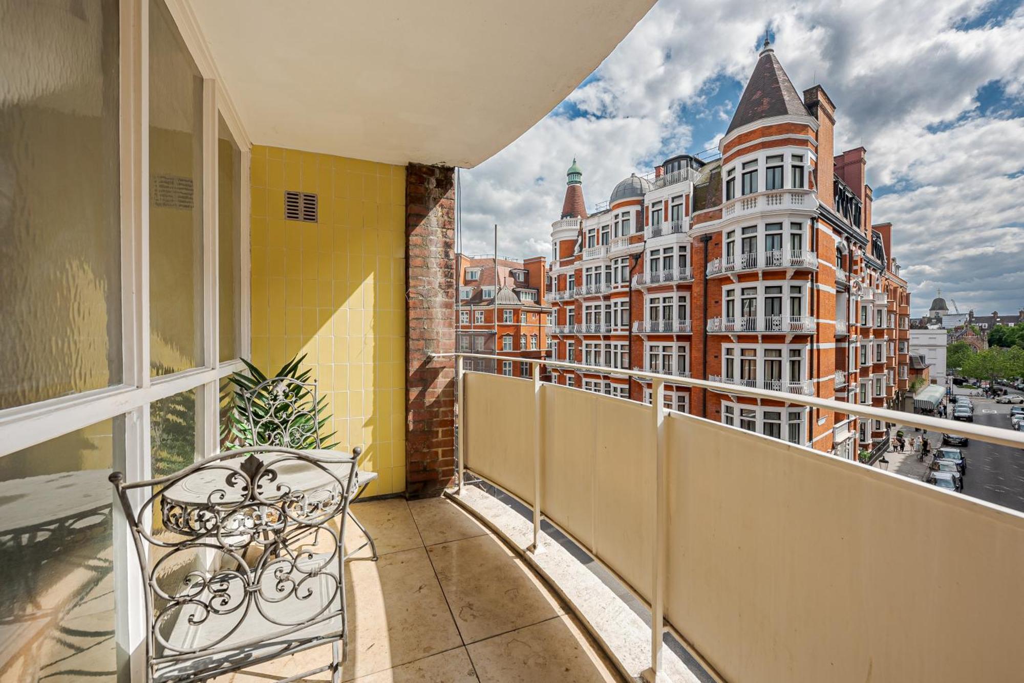 Apartment Modern Knightsbridge With Balcony Overlooking Harrods Prime Location