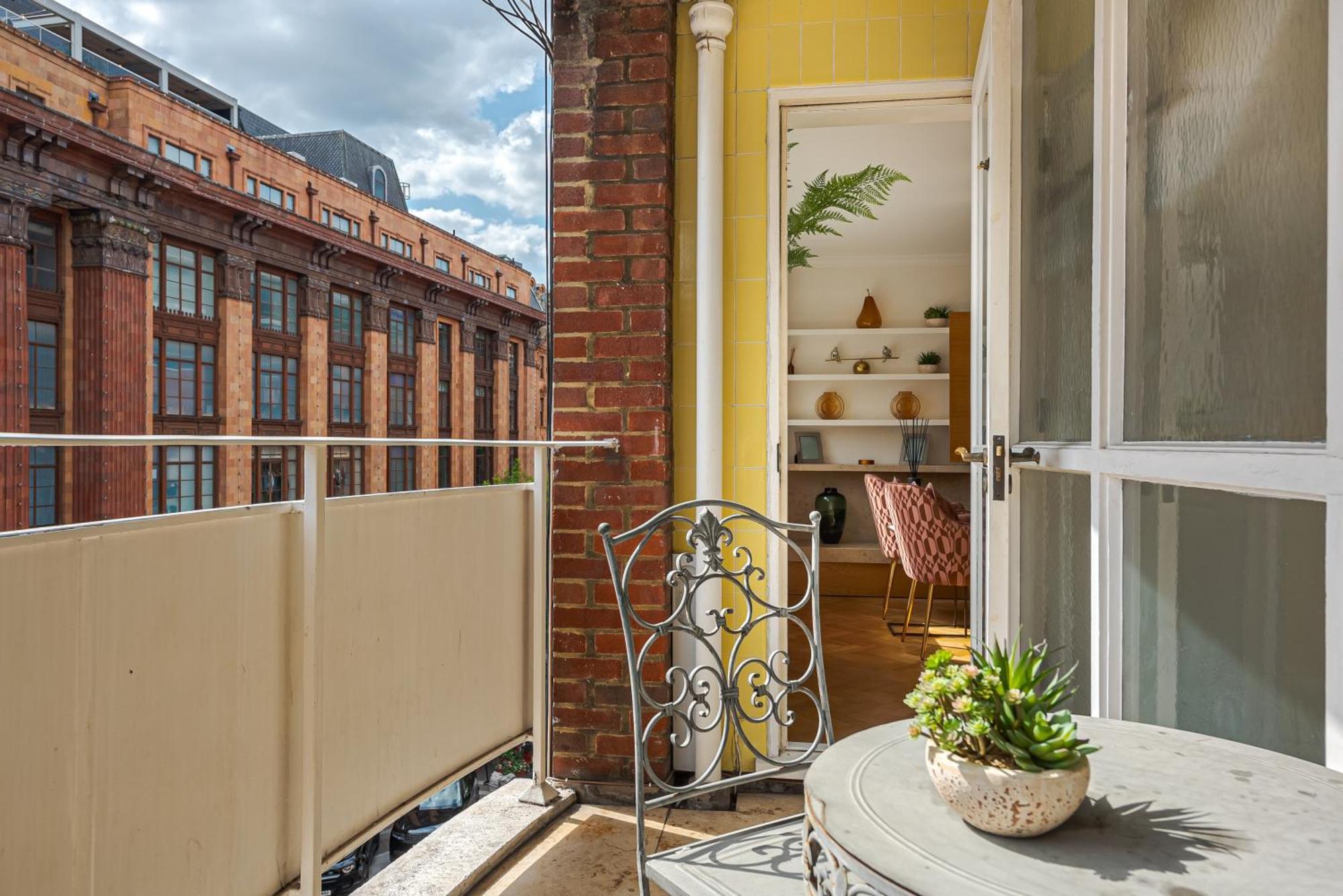 Charming 2 Bed Flat In Knightsbridge Balcony View Of Harrods Apartment
