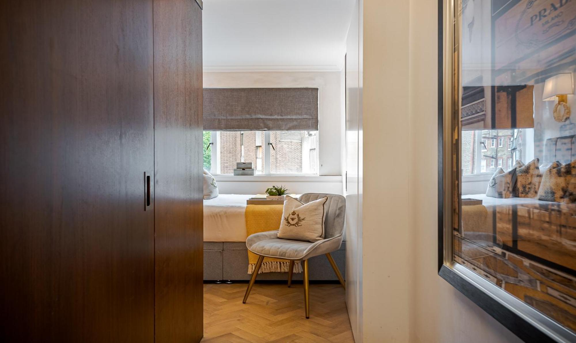 Apartment Modern Knightsbridge With Balcony Overlooking Harrods Prime Location London