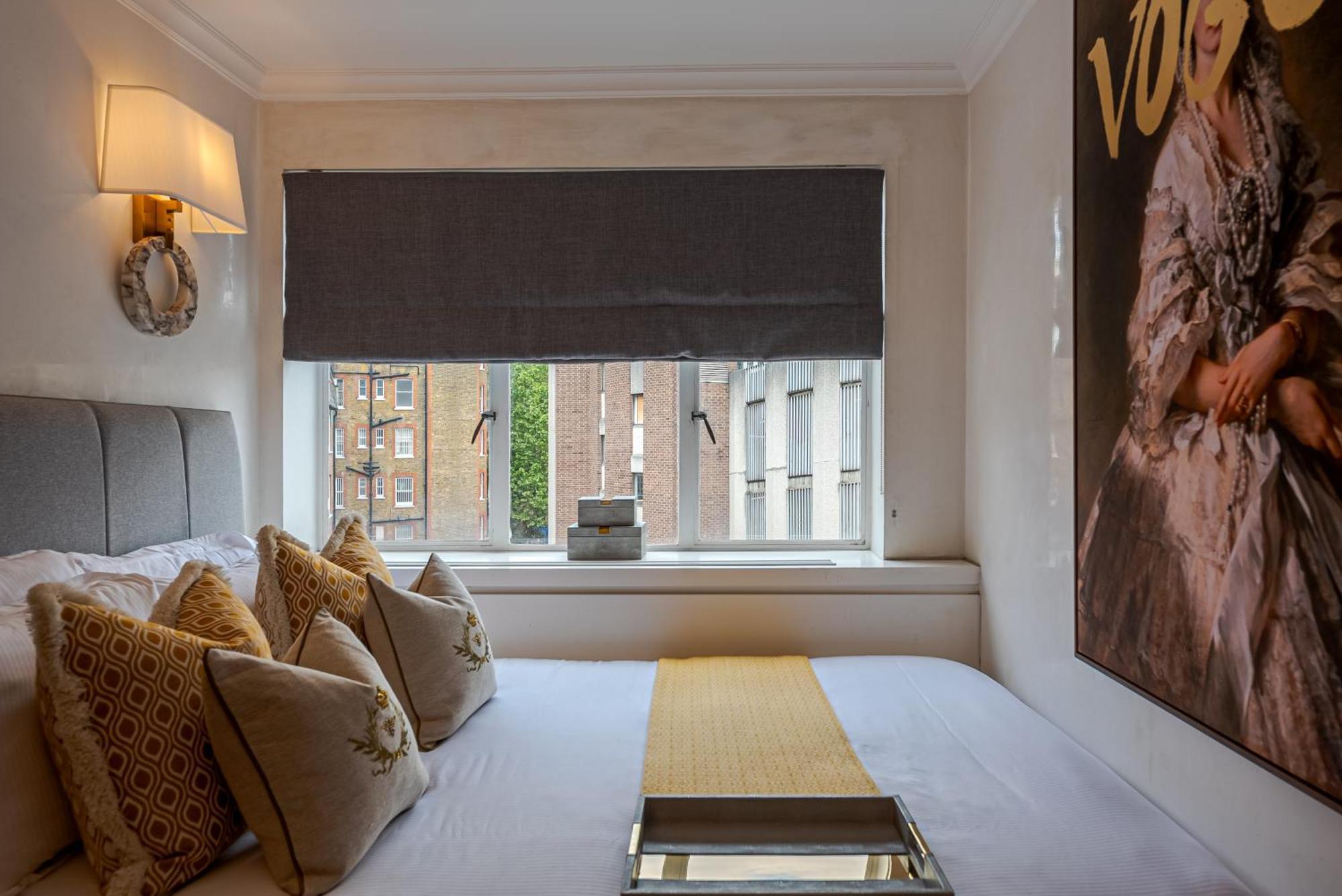 Modern Knightsbridge With Balcony Overlooking Harrods Prime Location London
