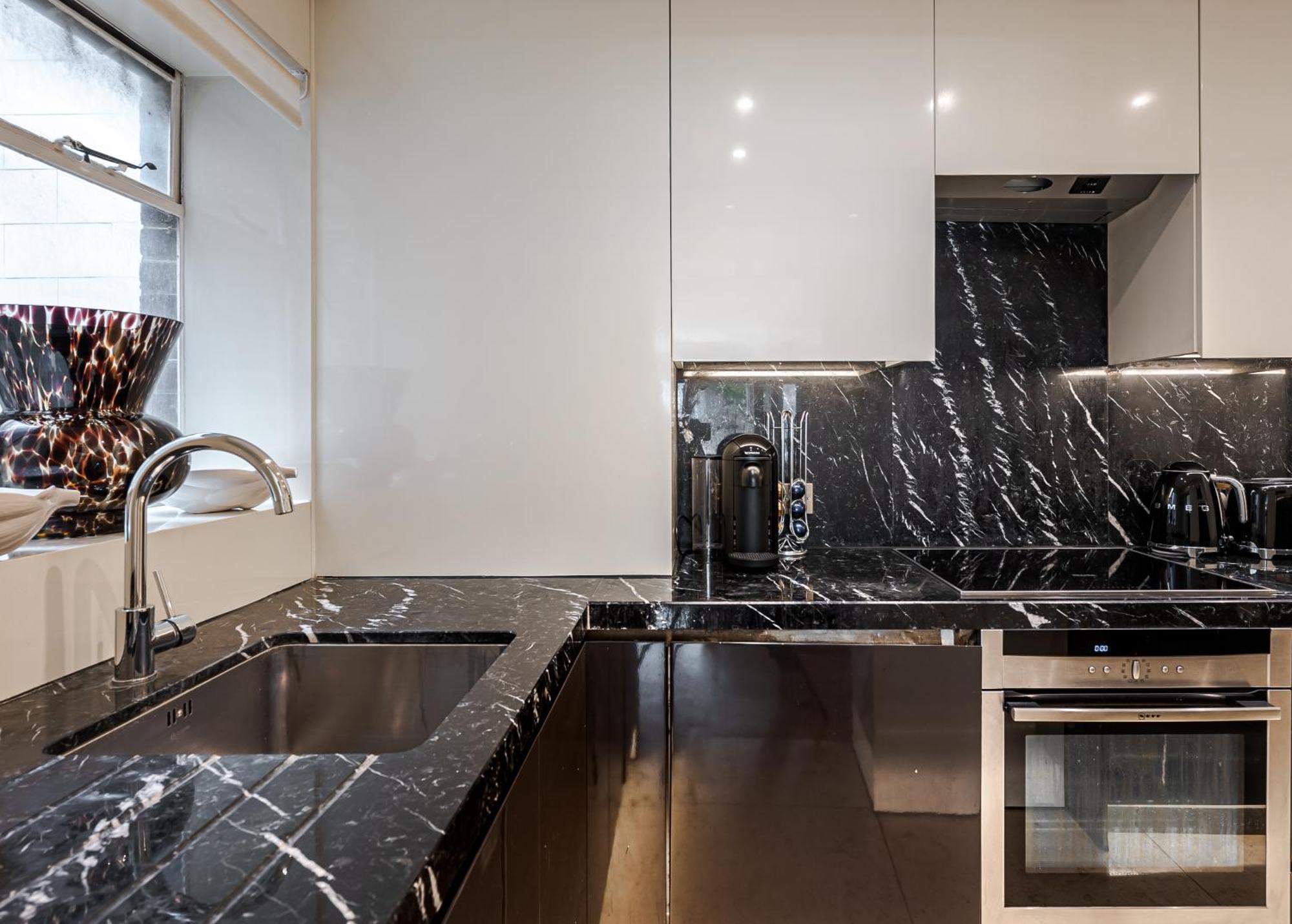 Charming 2 Bed Flat In Knightsbridge Balcony View Of Harrods Apartment